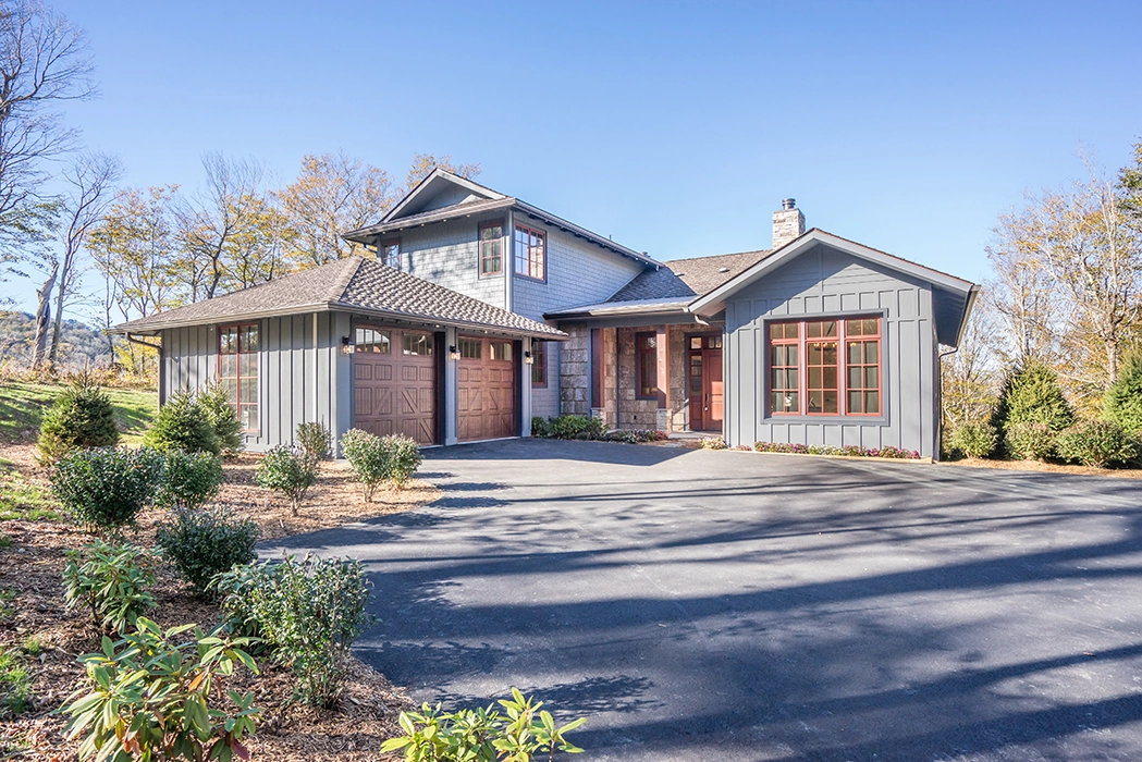 exterior of mountain home at The Oaks